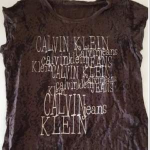 Calvin Klein oversize tunn tröja kort arm. Använd fåtal gånger bra skick och inga defekter skön sommar tröja nypris 600