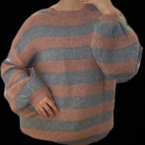 Randig stickad tröja - Rosa blå randig stickad tröja. Endast använd 3 gånger och är i bra skick.