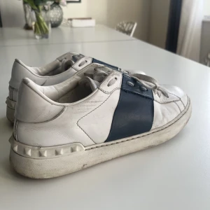 Valentino skor - INTRESSEKOLL!!! Intressekoll på mina mörkblå valentino skor💞 ganska använda💞skriv gärna vad ni skulle kunna tänka er ge!