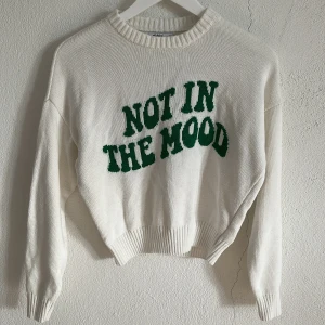 Stickad tjocktröja - Aldrig använd ca 3-4 månader gammal stickad tjocktröja med grön text. Köpt i Paris. 