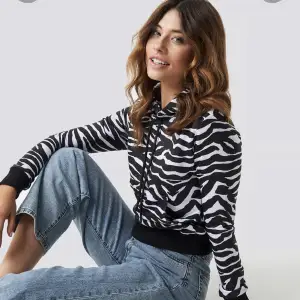 Zebra hoodie från NAKD  Använd en del Säljes pga används ej längre Nypris 199kr, säljes för 80kr 🩷