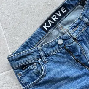 Mycket fina jeans i perfekt skick. Köpta för 1100 från KARVE 