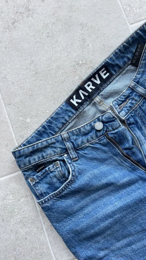 Blåa Jens  - Mycket fina jeans i perfekt skick. Köpta för 1100 från KARVE 