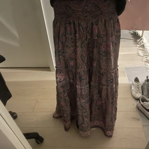 Långkjol  - En jätte fin Ibiza långkjol passar perfekt till sommaren och är helt ny