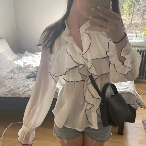 Vit blus🤍 - Intressekoll på denhär vita blusen från Zara som är köpt för bara några veckor sedan, använt 1 gång