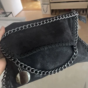 Stella mccartney inspirerad väska - Stella mccartney ”inspirerad” väska, tagit av en bit av kedjan så det blir som en axelväska istället för crossbody, men det går att sätta på om man vill det!❤️väldigt eftertraktad