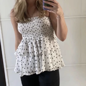 Kjol  - Lånade bilder! Fin kjol från Lindex endast testad då jag inte gillar hur den sitter på mig, perfekt till sommaren ☺️ Säljer även fler grejer på min profil❤️