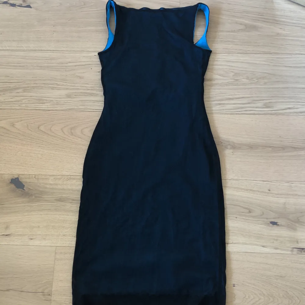 Superfin mesh klänning från BAY, svart mesh med blått undertyg. Passar XS-M. Klänningar.