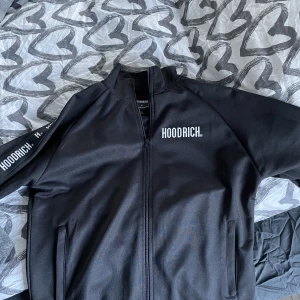 Hoodrich - Säljer min hoodrich zip tröja, använd 1 gång. Inte min still. Köpte den i Danmark gör 350 danska