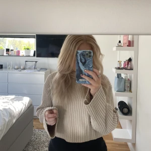 Stickad tröja - Beige stickad tröja ifrån hm🌸