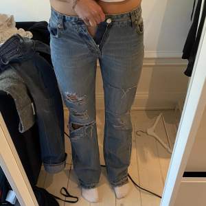 Snygga lågmidjade bootcut jeans från Örjan Andersson, säljer då de tyvärr är för små för mig❤️ i längden sitter de bra jag är 168🫶🏼