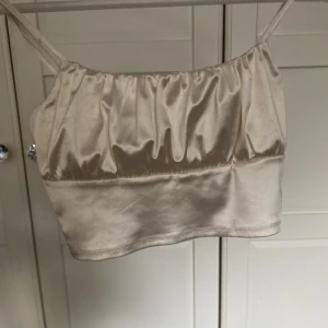 Topp - Glansig vit topp 