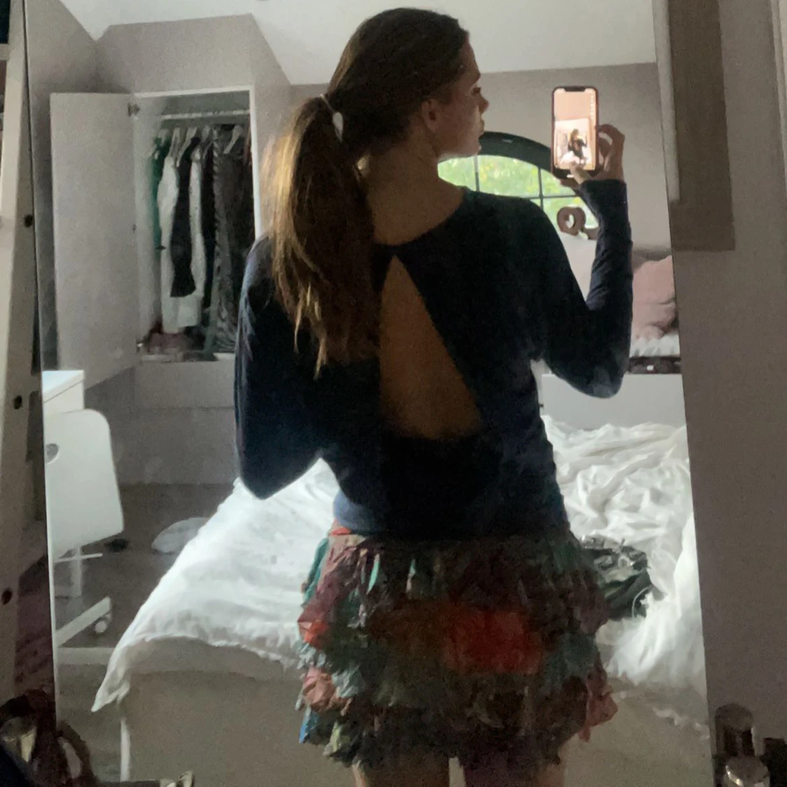 Mörkblå tröja med öppen rygg 