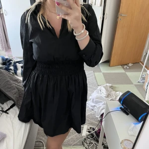 Zara klänning - En super söt och super fin klänning från zara som är köpt på sellpy. Har tyvärr inte använt men är super fin och super skön. Ser inga tecken på användning så i bra skick 