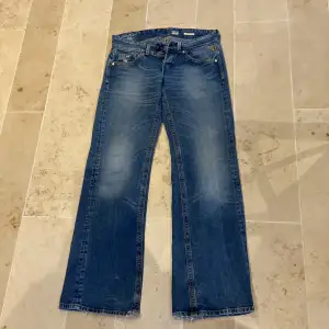 Fina lågmidjade jeans säljes för att jag inte känner mig bekväm med det. Fina och hela förutom längst ner vid hälen där dom är lite trasiga (se bilden).  Bra i längden och är inte för korta. 