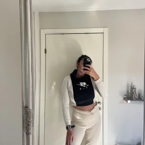 Cropped hoodie från Nike  - En cropped hoodie från Nike storlek medium men liten i storleken så passar nog bättre på någon som har small. Nyskick!!