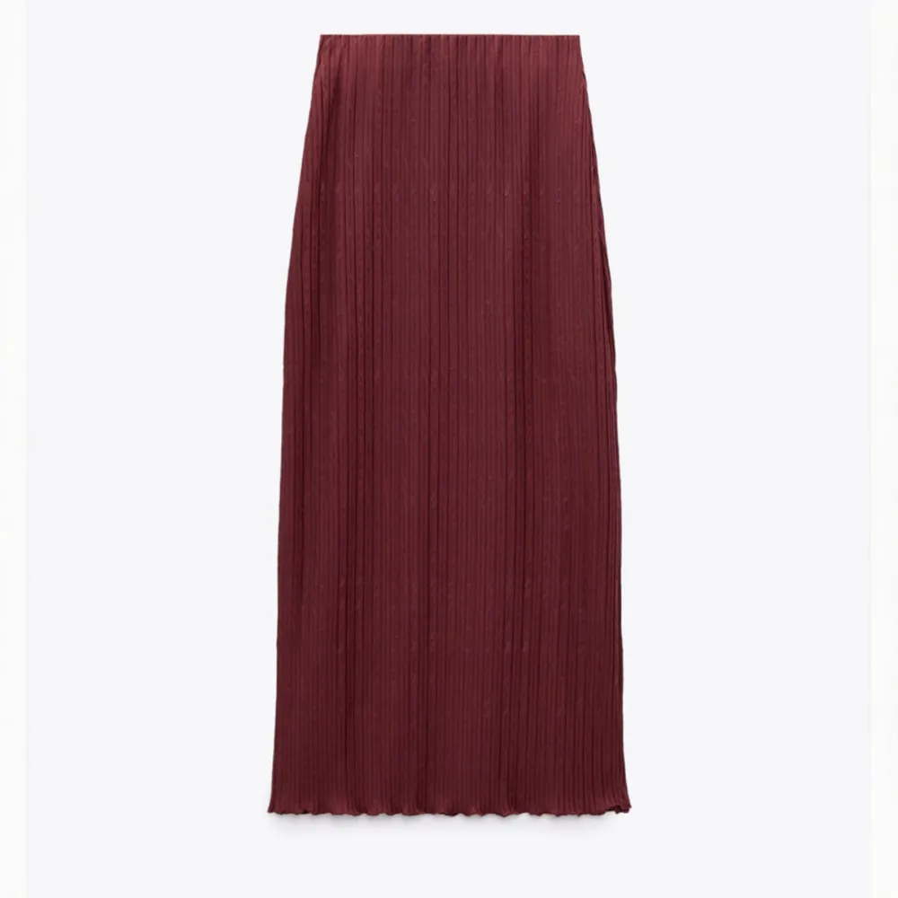 Zara co-ords / matchade set med en långärmade blus och en midi kjol. Helt ny och oanvänd. . Blusar.