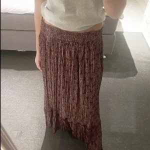 Maxikjol - Super fin maxikjol  Använd 1 gång  Dock lite lösa trådar längst upp vid midjan men var så när den köptes!  Buda bara om du är seriös och ska köpa kjolen! 