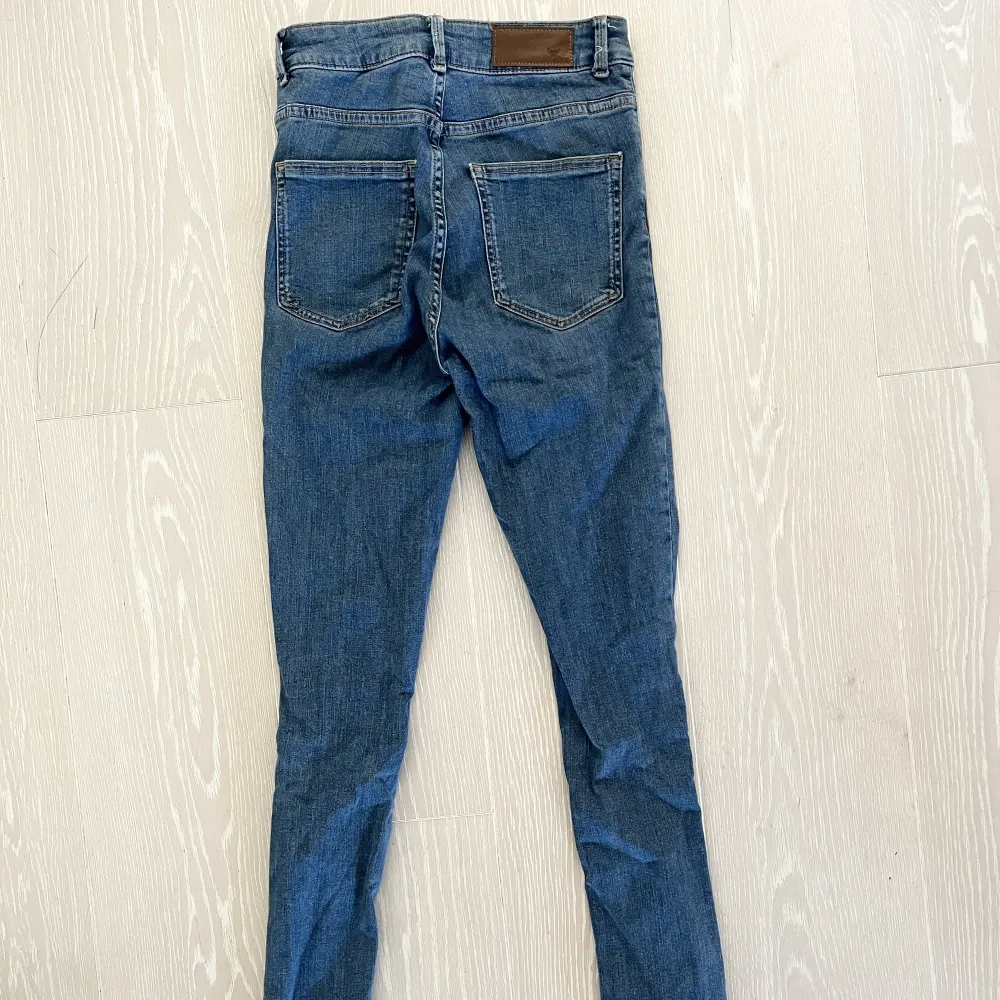 Jeans från bikbok med slitningar. Modell: Jp higher Använda men fint skick. . Jeans & Byxor.