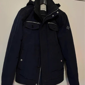 J Lindeberg jacka  - Säljer nu min J Lindeberg jacka unisex i väldigt bra skick.  Storlek Xs Först till kvarn 
