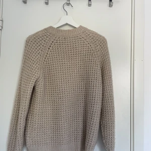 Stickad tröja  - En ljusrosa stickad tröja köpt från lager 157! Storlek Xs men skulle snarare säga att den är i S-M! Använt fåtal gånger. 💞💗Frakten ingår, kan även möttas upp i Uppsala. 🥰