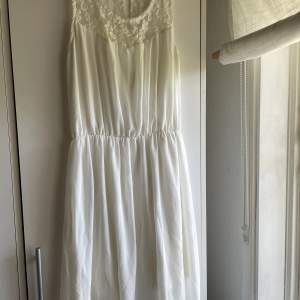 En vit klänning från size&needle som är perfekt till studenten! Storlek xs, men skulle säga att den är lite mer som en s. Använd 1 gång
