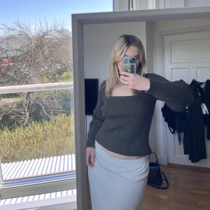 Mörkgrön stickad tröja - Säljer nu denna stickade mörkgröna tröja, superfin men får inte användning för den. Använt ett fåtal gånger. Köpt på asos🩷