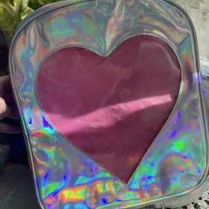 Itabag  - Ganska bra skick. Den har en liten skada i bak men inget som syns när man har på sig den. Köparen står för frakten. Köp via dm (katter finns i hemmet)🐈‍⬛💕