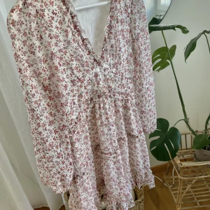 Blommig klänning   - Supergullig blommig klänning från Vero Moda. Finns dragkedja i sidan. Sparsamt använd 🌸🌸