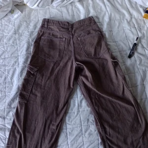 Bruna Cargo-byxor - Vanliga byxor, säljer pga att jag inte alls använder dem. Väldigt bekväma. 