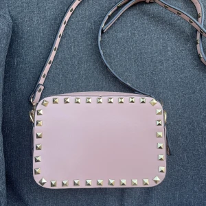 valentino liknande  - helt ny rosa valentino liknande väska, köpt utomlands för ca 2000 o säljer nu för 1300! betalning sker endast via swish 