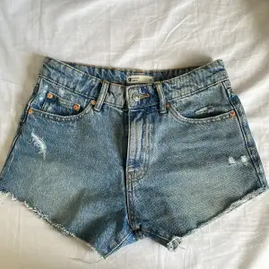 Jättesnygga jeansshorts ifrån Gina tricot. Använda fåtal gånger därav bra skick.😇😇
