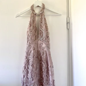 Balklänning/festklänning - Jättefin rosa klänning med fina detaljer som passar till fest! Märket är true violet.
