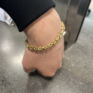 Kejsarlänk 18k 5mm - Säljer en kejsarlänk 21cm armband 5mm 18k guld med 15st 0,01ct diamanter på låset. Totalt 31,6g Mycket bra skick