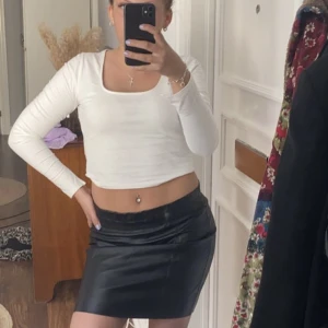 Kjol  - Säljer en snygg svart kjol i nån typ av ”skinn” material. Använt 2-3 gånger bara.