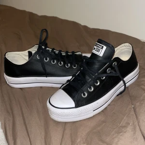 Plattform converse i läder Strl 37.5 - Låga converse i riktig svart läder/skinn material med platå sula. Storlek 37.5. Endast använd ett fåtal gånger. Nypris 1015kr 