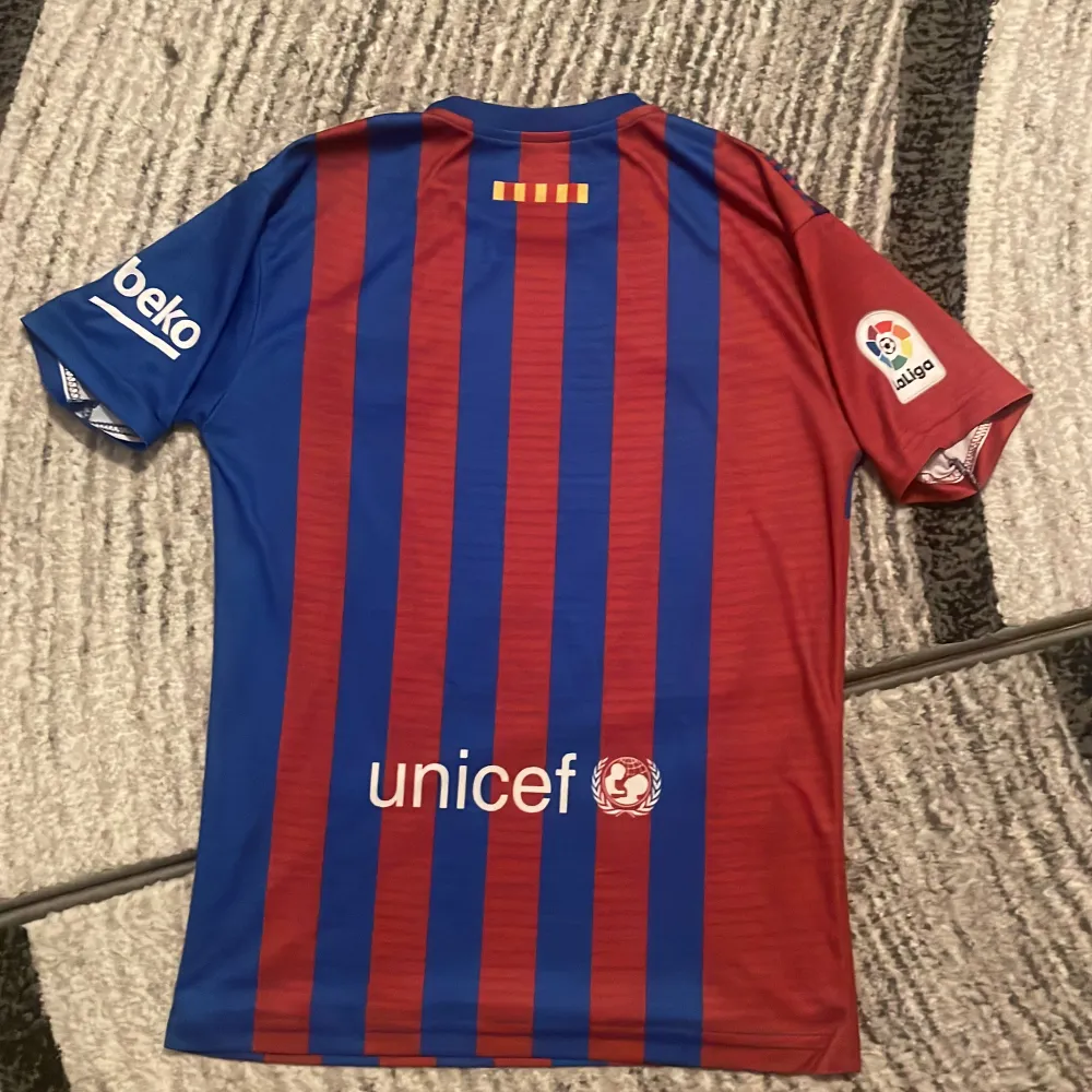 Säljer min fc barcelona t shirt då den har aldrig används och är i toppskick. Den användes säsongen 21/22. Köparen står för frakten. . T-shirts.