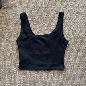 svart croptop - svart ribbad croptop från shein :-) aldrig använd, endast testad, säljer en likadan i vitt också