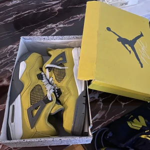 Air Jordan 4 retro - Helt ny bara fel med störlek,äkta såklart kan möta upp(Norrköping o Linköping) annars kan frakta.störlek 43 och priset kan diskuteras snabba affär tack ☺️passar perfekt inför sommaren