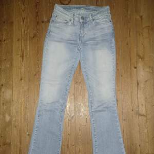 Demi curve jeans, från Levis. Stl 24/32. Jättebra skick! Undrar du något så fråga gärna💕 Använd gärna köp nu!