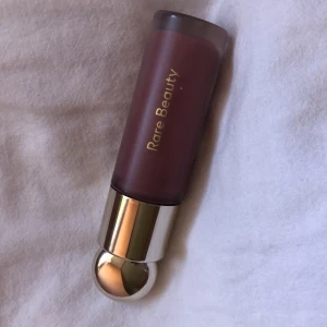 rare beauty Blush! - rare beauty Blush i färgen encourage! 💘 köpt av en annan tjej här på plick men inte min färg så därav varför jag säljer! om fler är intresserade blir det budgivning! ingen aning hur mycket som är använt, men hyfsat mycket kvar! 💘