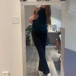 Halterneck top  - Säljer min superfina halterneck top från bikbok (säljs inte längre) då den inte kommer till lika stor användning som jag hoppats på. Perfekt till fest eller liknande! Endast använd 1 eller 2 gånger. Kolla gärna min profil säljer en likadan i svart med!❤️