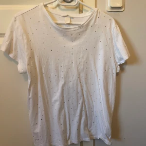 T-shirt med ”diamanter” på💎 - Bra skick. 💘💘
