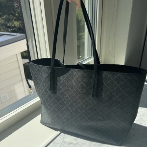 By Malene Birger väska, Abi Tote - Säljer nu min jättefina och superandvänbara Malene Birger väska. Hittar inte den exakta modellen på hemsidan men det är den klassiska! En liten defekt finns, en vit fläck  därav priset. 🥰 Nypris ca: 3000kr 