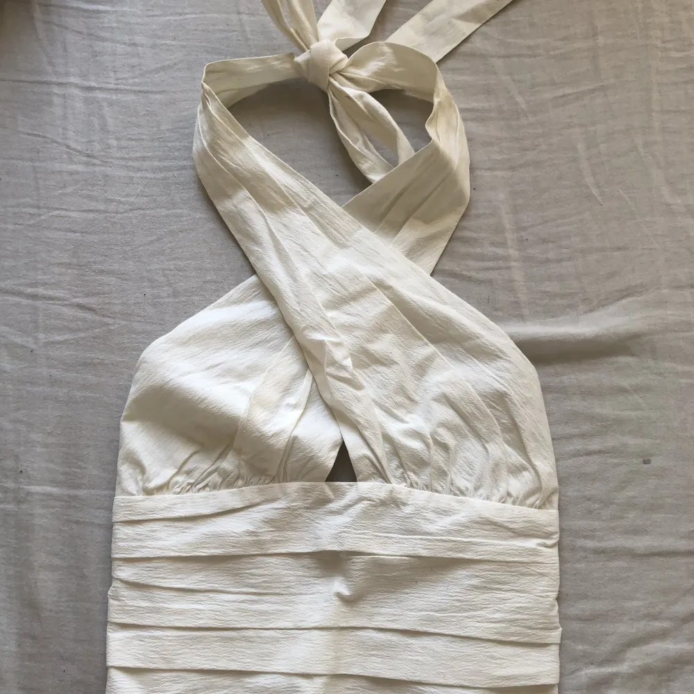 Säljer denna vita halternecktoppen i lyxigt material från Gina tricot, storlek 34 och är endast använd vid ett tillfälle, säljs inte längre🪸💕. Toppar.