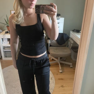 Svart linne - Svart basic linne från nakd. Storlek xxs men passar större