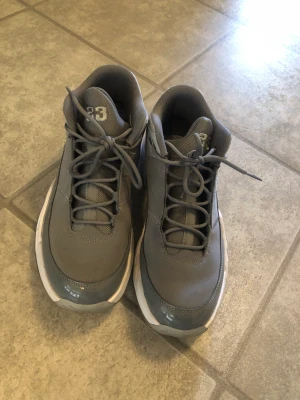 Jordan Max Aura 3 skor - Ett par snygga Jordan skor i nytt skick. Skorna användes ett par tillfällen sedan kom dem inte längre till användning.  Kontakta mig gärna om du vill ha fler bilder😊