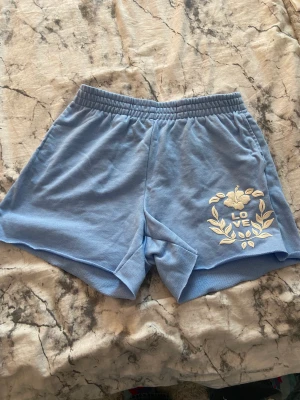 Shorts  - Blå shorts med ett tryck på sidan.kostar 30kr +20kr frakt 