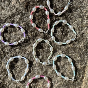Armband - Somriga fina armband. Kan göras i andra färger om så önskas. Går att göra matchande fotlänk också. Kolla gärna in mina andra annonser. 30kr/st eller 2 för 50kr + 15kr frakt🌸🫶🏼☀️🌊😊🏝️