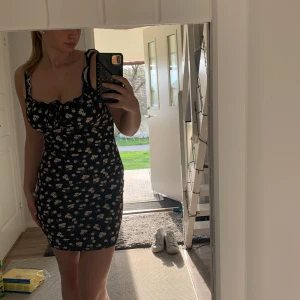 Blommig klänning  - Blommig klänning från SHEIN som är i stl M men är stretchiga och är lätt material så den passar perfekt nu under sommaren🌷☀️